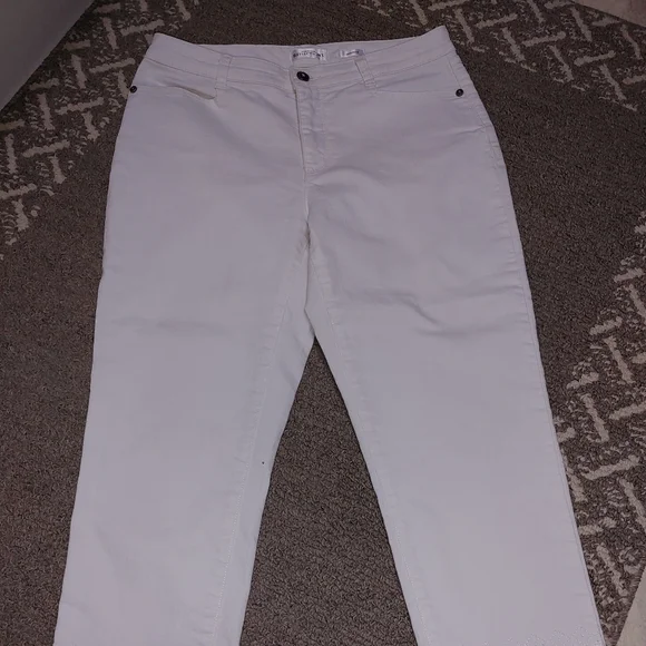Buffalo Knee Length White Shorts - Picture 1 of 4